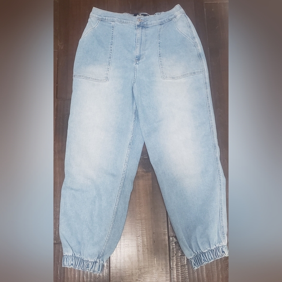 Hollister Jogger Jeans in Large - Picture 2 of 4